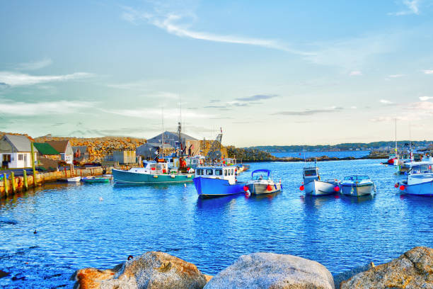 barche da pesca-early morning-gloucester massachusetts - cape ann foto e immagini stock