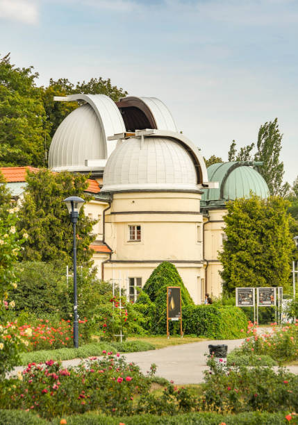 observatorio stefanik en petrin hill en praga - stefanik observatory fotografías e imágenes de stock
