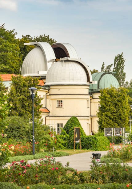 プラハのペトリン・ヒルにあるステファニク天文台 - stefanik observatory ストックフォトと画像