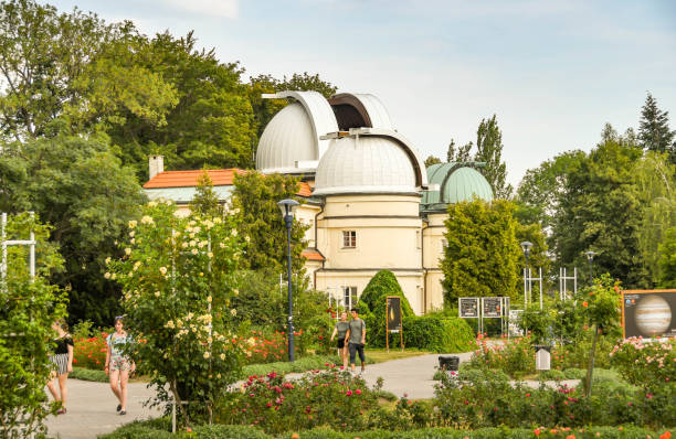 observatorio stefanik en petrin hill en praga - stefanik observatory fotografías e imágenes de stock