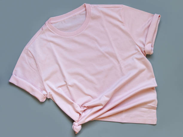 t-shirt rosa mock up flat lay su sfondo grigio - t shirt shirt pink blank foto e immagini stock