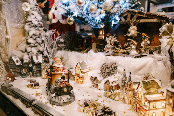 피규어, 구슬, 크리스마스 트리가 있는 새해와 크리스마스 장식을 선보입니다. - fake snow santa claus christmas christmas decoration 뉴스 사진 이미지