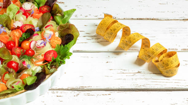 pastel frío con verduras frescas y queso suave sobre fondo de madera - 3629 fotografías e imágenes de stock