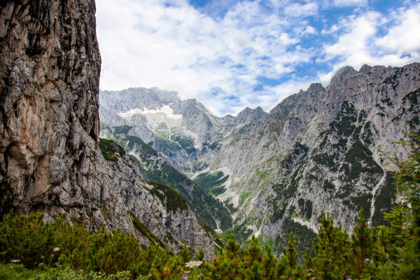 vista sulle cime delle montagne di waxenstein durante le escursioni - waxenstein foto e immagini stock