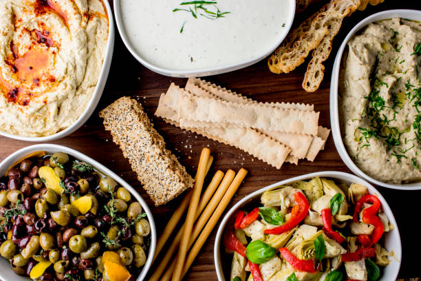Hummus, Tzatziki, olives, roasted peppers. Greek or Mediterranean dips. Greek yogurt, Persian cucumbers, dill, olive oil, lemon, salt & pepper, served w/ pita bread, bell peppers & vegetables. Greek, Italian, American appetizer favorites. plato de mezze. hummus, tzatziki, aceitunas, pimientos asados. dips griegos o mediterráneos. yogur griego, pepinos persas, eneldo, aceite de oliva, limón, sal y pimienta, servido con pan de pita, pimientos y verduras. platos favoritos de aperitivos grieg