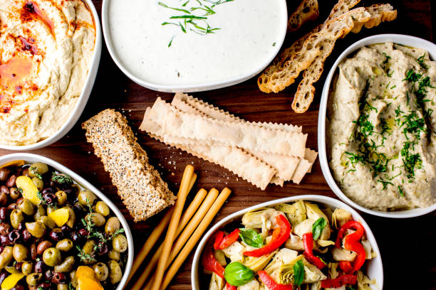 Hummus, Tzatziki, olives, roasted peppers. Greek or Mediterranean dips. Greek yogurt, Persian cucumbers, dill, olive oil, lemon, salt & pepper, served w/ pita bread, bell peppers & vegetables. Greek, Italian, American appetizer favorites. plato de mezze. hummus, tzatziki, aceitunas, pimientos asados. dips griegos o mediterráneos. yogur griego, pepinos persas, eneldo, aceite de oliva, limón, sal y pimienta, servido con pan de pita, pimientos y verduras. platos favoritos de aperitivos grieg
