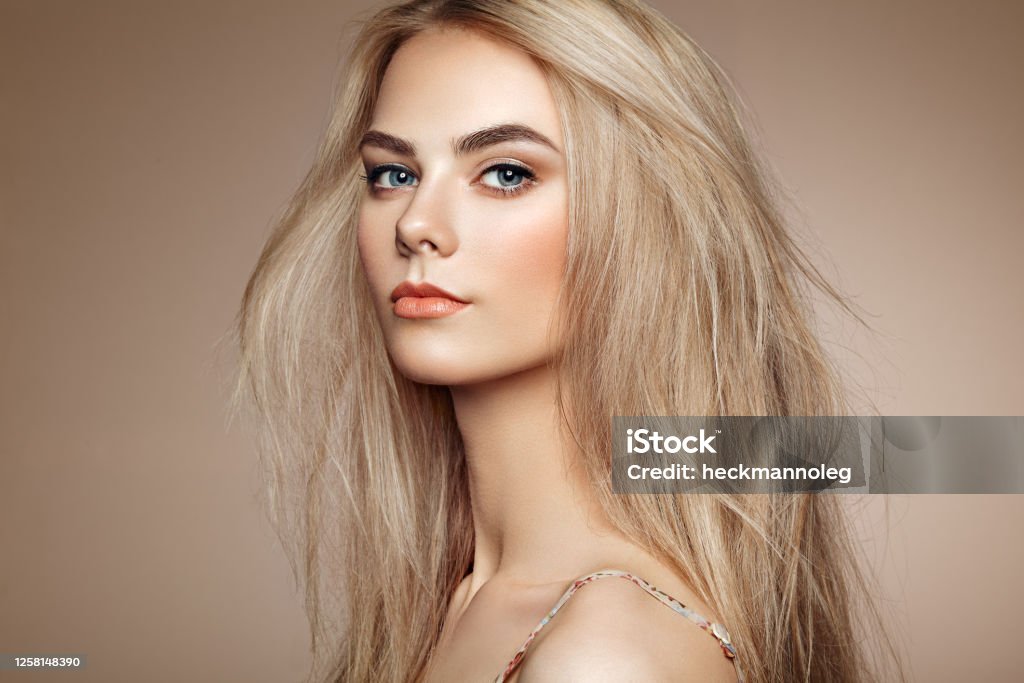 Porträt der schönen jungen Frau mit blonden Haaren - Lizenzfrei Frauen Stock-Foto