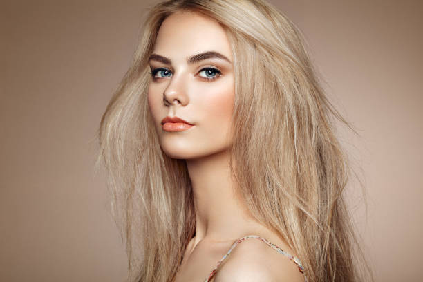 porträt der schönen jungen frau mit blonden haaren - bronzefarbig fotos stock-fotos und bilder