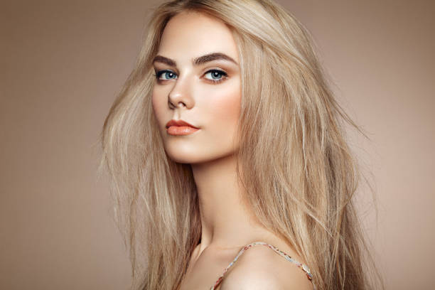 ritratto di bella giovane donna con i capelli biondi - fashion model blond hair women beauty foto e immagini stock