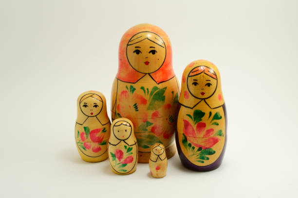 cinque bambole tradizionali russe che nidificano su sfondo bianco - russian nesting doll babushka matroshka art foto e immagini stock