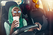 arabische gesch%C3%A4ftsfrau tr%C3%A4gt hijab trinkt kaffee zu gehen und ihr auto zu fahren arabische gesch%C3%A4ftsfrau tr%C3%A4gt hijab trinkt kaffee zu gehen und ihr auto zu fahren