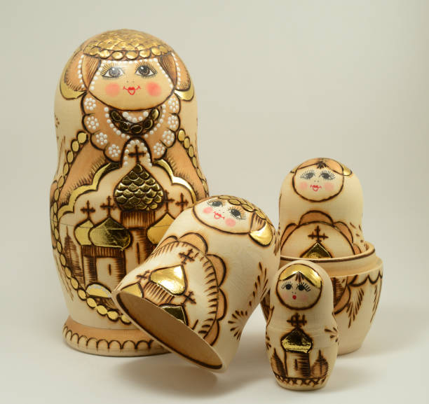 bambole tradizionali russe che nidificano su sfondo bianco - russian nesting doll babushka matroshka art foto e immagini stock