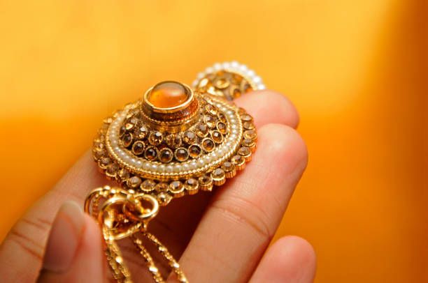 бриллиант и камни кулон с золотой цепью, индийские традиционные ювелирные изделия - earring gold jewelry contemporary стоковые фото и изображения