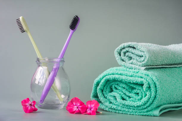 persönliche hygiene-kit im hotel.dekoriert mit rosa blumen. - toothbrush pink turquoise blue stock-fotos und bilder