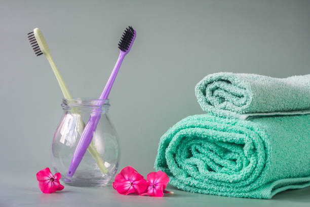 zestaw do higieny osobistej w hotelu.ozdobiony różowymi kwiatami. - toothbrush pink turquoise blue zdjęcia i obrazy z banku zdjęć