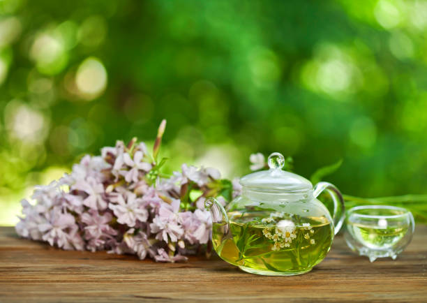 kräutertee mit rosa blüten - homewares rustic herbal tea herb stock-fotos und bilder