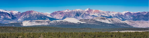 モノ-インヨクレーターは、東カリフォルニア州モノ郡のクレーター、ドーム、溶岩流の火山連鎖です。流紋岩と黒曜石で安息の角度。モノ盆地、カリフォルニア州。 - lava dome ストックフォトと画像