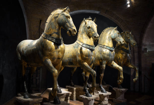 antichi cavalli in bronzo all'interno della basilica di san marco a venezia. famosa quadriga di costantinopoli - cathedral italy venice italy inside of foto e immagini stock