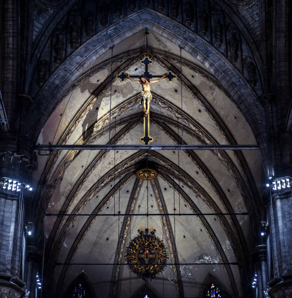 statua di gesù cristo crocifisso all'interno del duomo di milano. santa croce all'interno della chiesa cattolica oscura, vista del crocifisso sull'altare. - church altar indoors dark foto e immagini stock