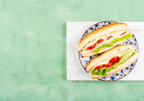 багетный сэндвич с помидорами и сыром - tomato stuffed two objects plate стоковые фото и изображения