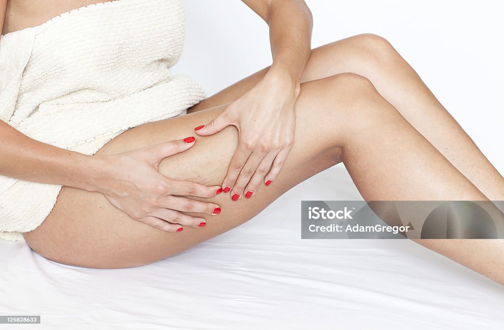 Kobieta kontroli jej nogi na Cellulit - Zbiór zdjęć royalty-free (Cellulit)