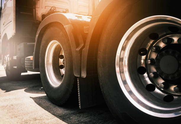 feche uma roda de caminhão e pneus de semi-caminhão. transporte de caminhões da indústria. - flatbed truck truck truck driver heavy - fotografias e filmes do acervo