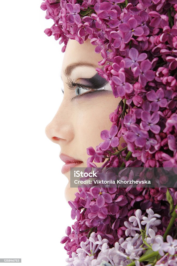 Donna bella faccia con fiori lilla - Foto stock royalty-free di Adolescente