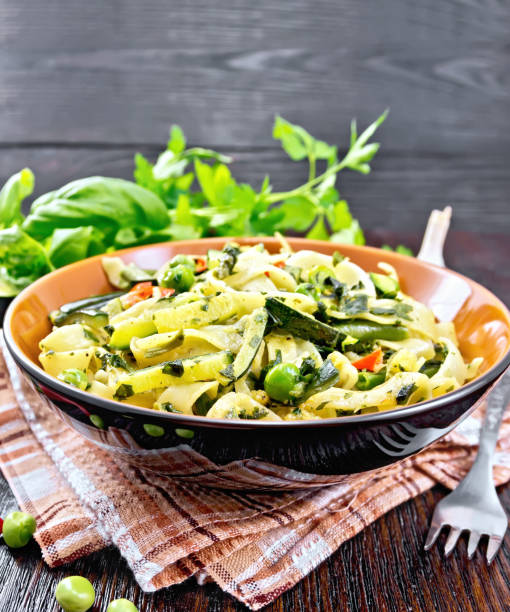 tagliatelle con verduras verdes en la toalla de cocina - pappardelle fotografías e imágenes de stock