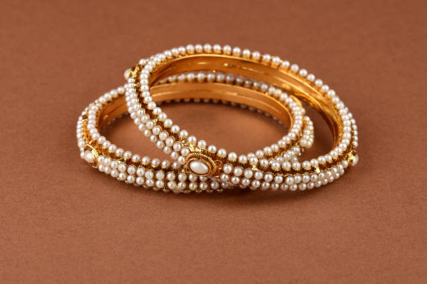 перламутровый браслет браслет, индийская жемчужина (моти) браслеты, индийские традиционные ювелирные изделия - jewelry antique pearl gem стоковые фото и изображения