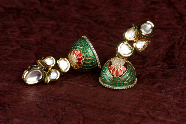 美しいゴールデンペアのイヤリングダイヤモンドの宝石をテキストの背景に。高級女性ジュエリー、インドの伝統的なジュエリー、クンダンイヤリング、ブライダルゴールドイヤリングウェ� - antique traditional culture earring pair ストックフォトと画像