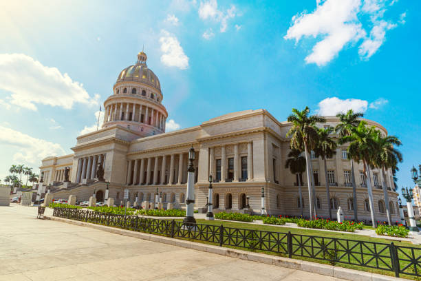 Capitol in Old Havana, Cuba, Caribbean The Capitol in La Habana Vieja, Cuba, Caribe capitolio stock pictures, royalty-free photos & images