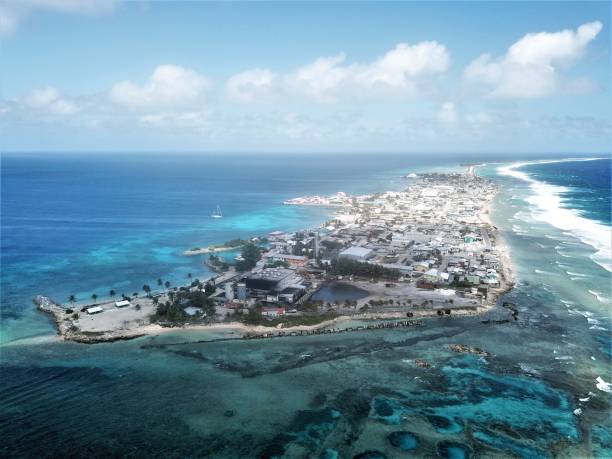 ebeye island på kwajalein atoll, marshallöarna - marshallöarna bildbanksfoton och bilder