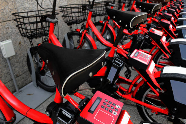 bicicleta roja para compartir bicicletas - cobertizo para bicicletas fotografías e imágenes de stock