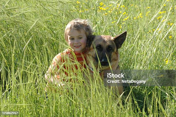 Ragazzo E Il Cane - Fotografie stock e altre immagini di Ambientazione esterna - Ambientazione esterna, Bambino, Fiore