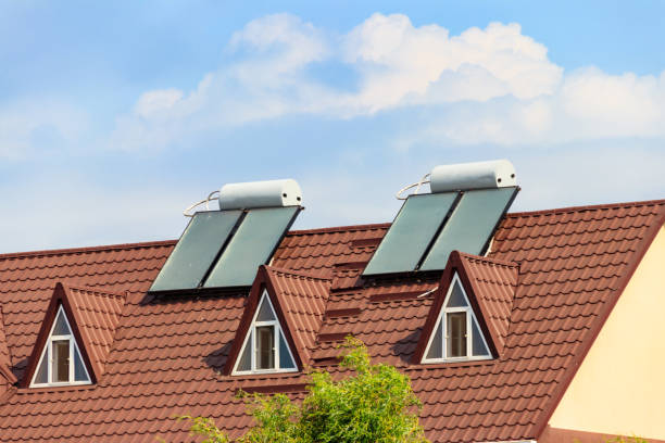 住宅の屋上にある太陽熱温水器。家のための再生可能エネルギー - tile able ストックフォトと画像
