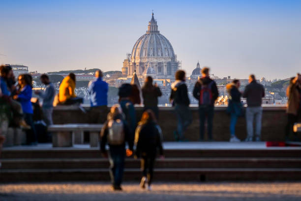 dziesiątki turystów podziwiają centrum rzymu i świętego piotra ze wzgórza aventine - cupola people rome lazio zdjęcia i obrazy z banku zdjęć