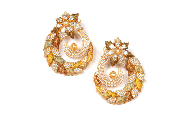 glamuroso par dourado de brincos em fundo branco. joias femininas de luxo, joias tradicionais indianas, brinco kundan, brincos de ouro de noiva joias de casamento, brincos vintage - antique traditional culture earring pair - fotografias e filmes do acervo