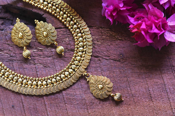 красивая золотая пара серег, роскошные женские украшения, индийские традиционные ювелирные изделия, индийские ювелирные изделия bridal gold се� - earring gold jewelry contemporary стоковые фото и изображения