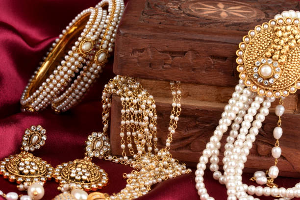 caja de joyería de madera vintage con joyería tradicional india, pendientes de perla, pulsera de perla joyería femenina de lujo, joyería tradicional india, joyas de boda de oro nupcial, joyería de perlas - pearl necklace earring jewelry fotografías e imágenes de stock