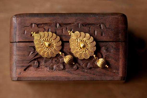 美しい黄金のイヤリング、高級女性ジュエリー、インドの伝統的なジュエリー、インドのジュエリーブライダルゴールドイヤリングウェディングジュエリー - antique traditional culture earring pair ストックフォトと画像