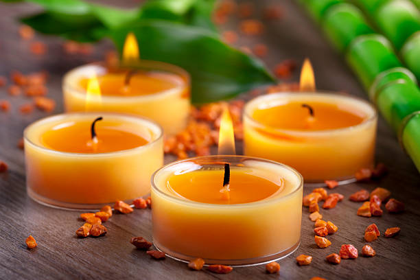 작은가 오랑주 촉광, 원석으로 대나무 데커레이션 - aromatherapy candles 뉴스 사진 이미지