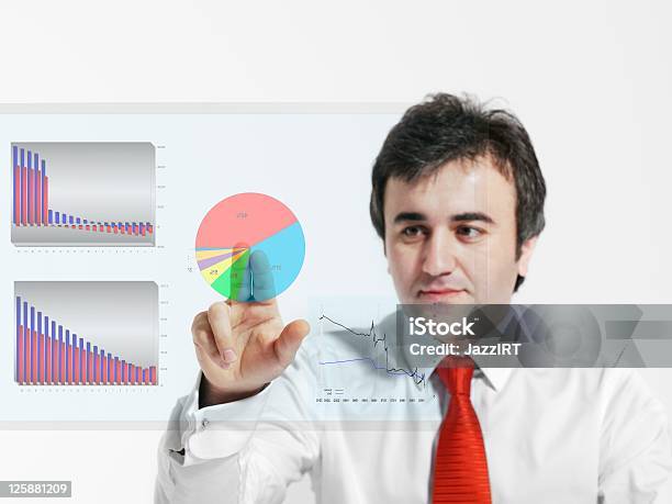 Geschäftsmann Berühren Ein Hightechtouchscreeninterface Stockfoto und mehr Bilder von Analysieren