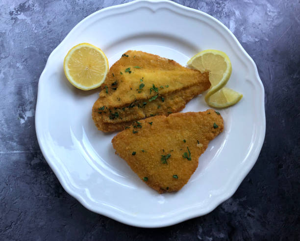 filetto di pesce passera di mare fritto con limone. - floe lake foto e immagini stock