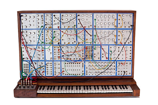 vintage analógico sintetizador modular com patchcords - synthesizer imagens e fotografias de stock