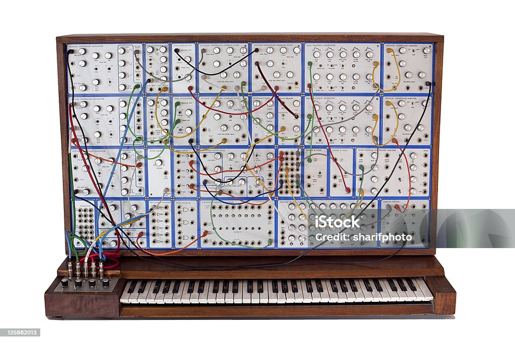 Винтаж аналоговые Модульные Синтезатор и коммутационных шнуров - Стоковые фото Синтезатор роялти-фри
