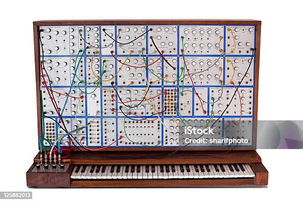 Винтаж Аналоговые Модульные Синтезатор И Коммутационных Шнуров — стоковые фотографии и другие картинки Синтезатор