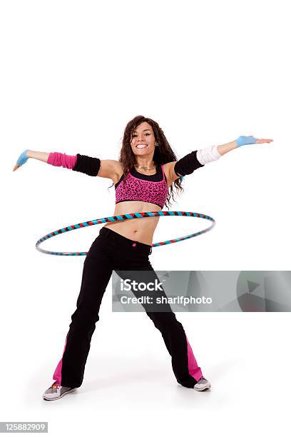 Zumba Fitness Y Profesor Demostrar Hooping Foto de stock y más banco de imágenes de Adulto - Adulto, Adulto joven, Aeróbic