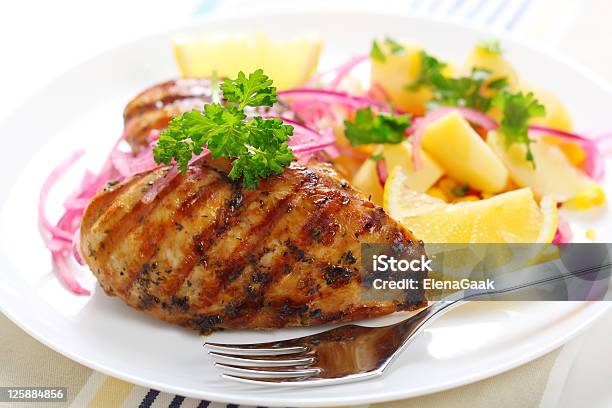 Pechuga De Pollo A La Parrilla Con Tortilla De Maíz Y Ensalada De Patata Foto de stock y más banco de imágenes de Alimento