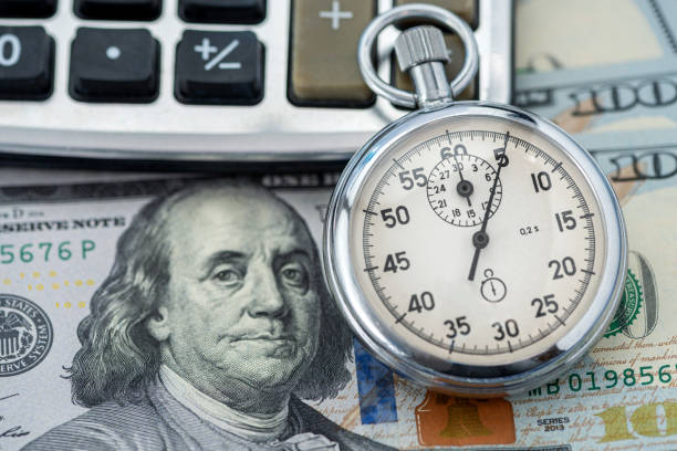 시간은 돈, 미국 달러와 시계를 중지 - finance photography us currency stopwatch 뉴스 사진 이미지