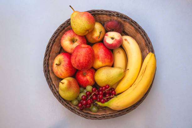 cuenco de frutas, vista desde arriba, plátanos, manzanas, peras, uvas, grosellas, - tazón para frutas fotografías e imágenes de stock